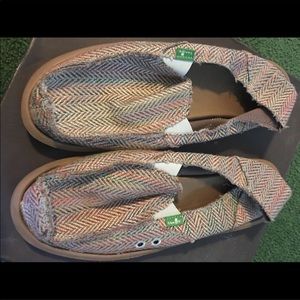 Sanuk size 10